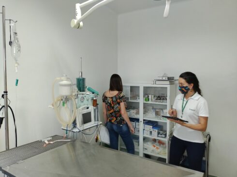 Imagem mostra as fiscais do CRMV-SP e da Visa de Araras checando as condições de estrutura, equipamentos e medicamentos de uma clínica médica-veterinária.