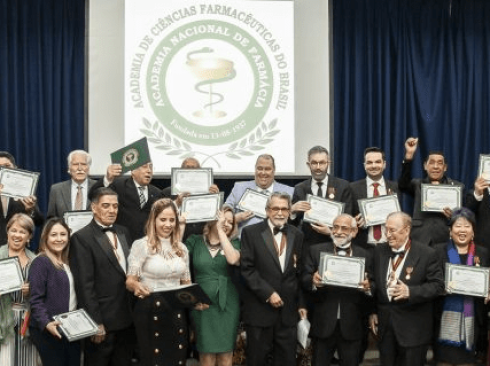 Foto: Divulgação / Academia de Ciências Farmacêuticas
Legenda 1: Homenageados durante comemoração dos 82 anos da Academia