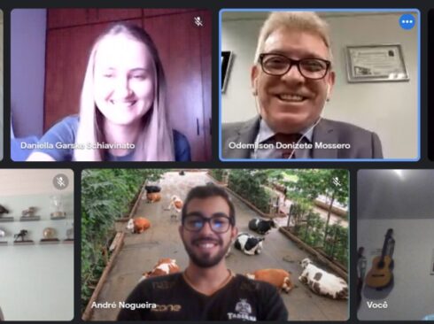 Professor, estudantes e o presidente o CRMV-SP estão em telas separadas em reunião on-line e sorriem para a câmera
