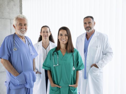 Imagem mostra equipe multiprofissional composta por duas mulheres e dois homens.