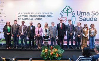 grupo de autoridades em pé pousando para foto no lançamento do Comitê Uma Só Saúde.