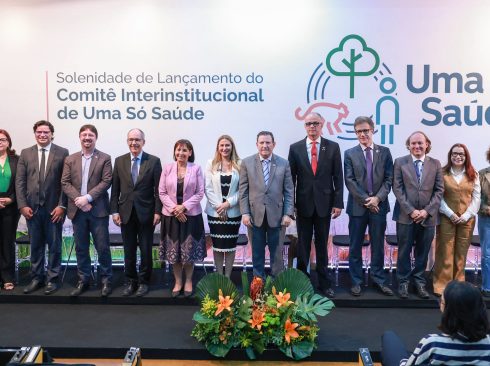 grupo de autoridades em pé pousando para foto no lançamento do Comitê Uma Só Saúde.