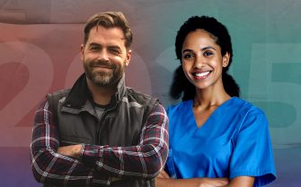 Um homem, de barba e bigode, vestido com colete preto e camisa de manga comprida xadrez, ao lado de uma mulher vestida com jaleco azul.