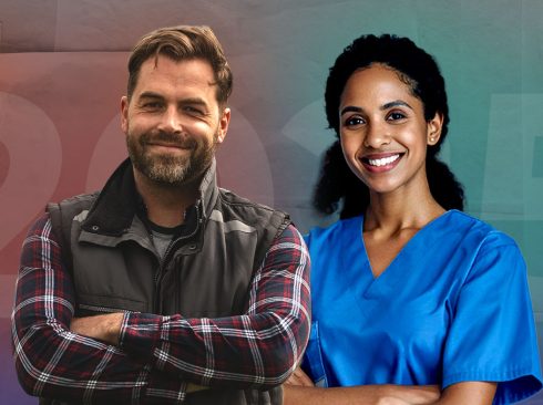 Um homem, de barba e bigode, vestido com colete preto e camisa de manga comprida xadrez, ao lado de uma mulher vestida com jaleco azul.