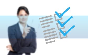 Imagem ilustrativa de qualidade traz uma mulher vestindo um blazer e braços cruzados está ao fundo, e há um vetor de um formulário com três sinais de visto em caixas de verificação.