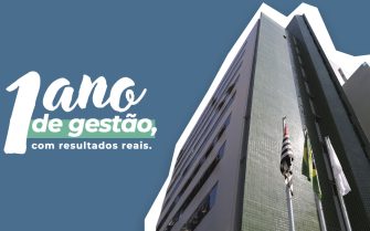 O prédio da sede do CRMV-SP, com as bandeiras do estado de São Paulo, do Brasil e do CRMV-SP, com o céu azul