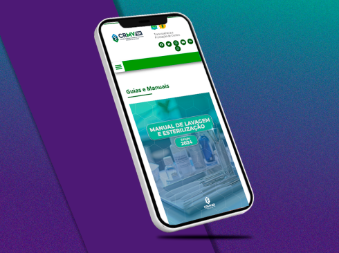 celular branco com o manual de lavagem e estirilização aparecendo na tela.