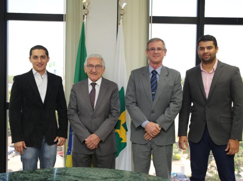 Da esquerda para direita: Marinaldo Divino Ribeiro, presidente da ABZ; Francisco Cavalcanti de Almeida, presidente do CFMV; Luiz Carlos Barboza Tavares, vice-presidente do CFMV; e Cássio José da Silva, vice-presidente da ABZ
Foto: CFMV