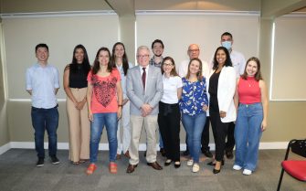 Nove novos fiscais posam para foto ao lado do presidente do CRMV-SP, Odemilson Donizete Massero. Também estão presente o diretor técnico, Leonardo Burlini, e o coordenador de fiscalização, Artur dos Santos.