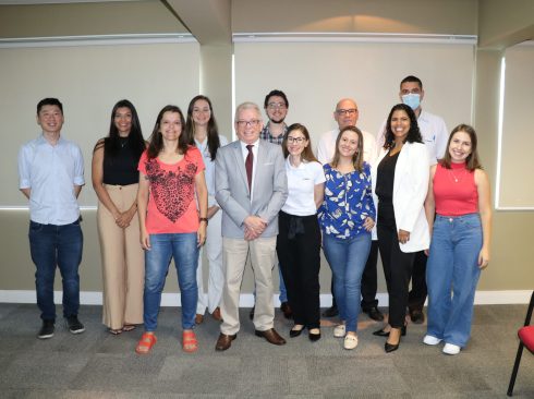 Nove novos fiscais posam para foto ao lado do presidente do CRMV-SP, Odemilson Donizete Massero. Também estão presente o diretor técnico, Leonardo Burlini, e o coordenador de fiscalização, Artur dos Santos.