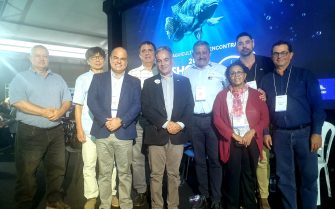 Foto mostra membros do CRMV-SP junto a autoridades durante o Aquishow