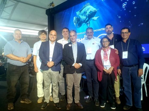 Foto mostra membros do CRMV-SP junto a autoridades durante o Aquishow