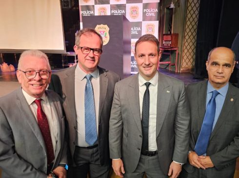 Na foto, da direita para a esquerda: o presidente do CRMV-SP, Odemilson Donizete Mossero; o representante regional de Sorocaba do CRMV-SP, Renato Murta; o secretário de Segurança Pública do estado de São Paulo, Guilherme Muraro Derrite; e o diretor do Departamento de Polícia Judiciária de São Paulo Interior (Deinter 7 – Sorocaba), Wilson Negrão.