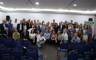 Representantes do CRMV-SP posam com profissionais de Campinas e região presentes na vigésima edição do CRMV-SP Escuta. Estão todos juntos a frente da auditório e sorrindo para a foto, alguns agachados e outros de pé. No centro da foto, os presidentes do CFMV e do CRMV-SP.