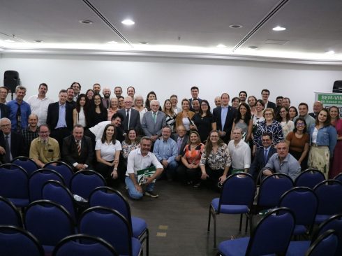 Representantes do CRMV-SP posam com profissionais de Campinas e região presentes na vigésima edição do CRMV-SP Escuta. Estão todos juntos a frente da auditório e sorrindo para a foto, alguns agachados e outros de pé. No centro da foto, os presidentes do CFMV e do CRMV-SP.