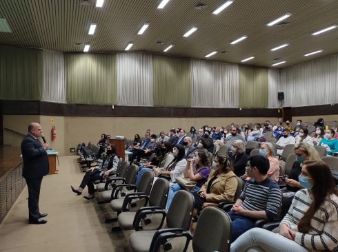 Vice-presidente do Conselho está em pé, falando ao microfone, em frente a um auditório lotado de profissionais na Unesp Jaboticabal durante o CRMV-SP Escuta