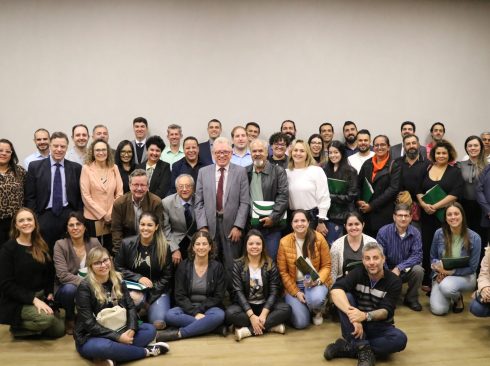 Profissionais de Mogi Mirim presentes ao CRMV-SP Escuta posam junto com os representantes do CRMV-SP em foto coletiva. Todos olham e sorrirem para a foto. São mais de 70 pessoas no total. Algumas de pé, outras agachadas e algumas, ainda, sentadas no chão. I presidente do CRMV-SP está ao centro.