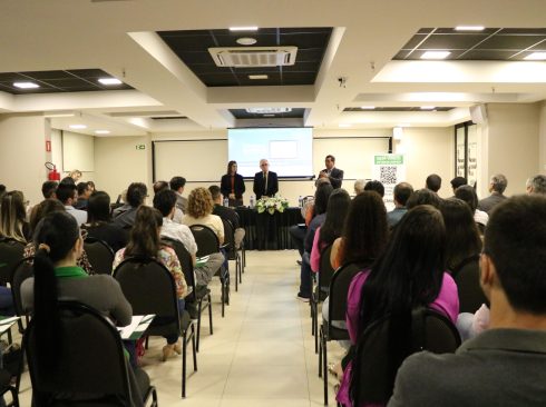 Na foto há um auditório lotado. As pessoas aparecem de costas, sentadas e olhando para a frente da sala, em que estão de pé os diretores do CRMV-SP. A foto foi tirada durante o CRMV-SP Escuta de Piracicaba