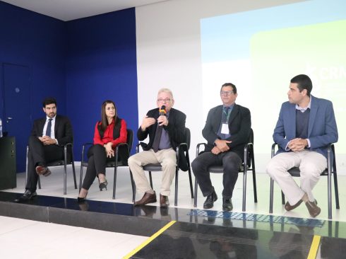 Na foto aparecem sentados em frente ao um telão com a logomarca do CRMV-SP o coordenador jurídico, a tesoureira, o presidente e o secretário-geral do CRMV-SP, e o coordenador técnico médico-veterinário.