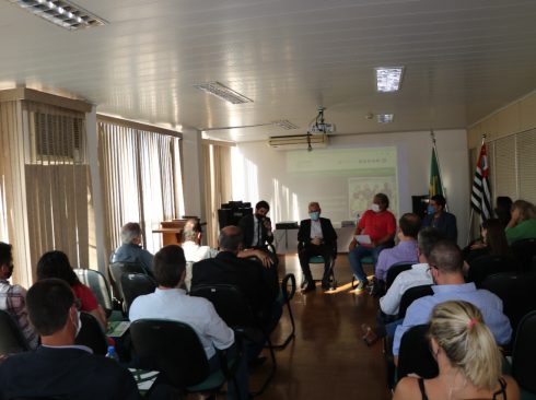 Profissionais lotam o auditório da unidade regional do CRMV-SP. A frente estão os assessores jurídico e técnico médico-veterinário e o presidente do Conselho. De camiseta vermelha está também a frente o presidente da Aclivet.