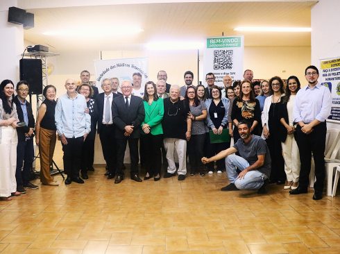 Profissionais da Zona Norte posam na foto com a diretoria do CRMV-SP. O grupo com 30 pessoas está de pé e sorri para a foto. Somente um profissional está agachado. Ao fundo, banner da Sociedade dos Médicos-veterinários da Zona Norte de São Paulo e do CRMV-SP com os dizeres: Bem-vindo ao nosso evento).