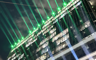 Vista de baixo para cima da Câmara dos vereadores de São Paulo iluminada na cor verde em homenagem ao Dia do Médico-Veterinário.