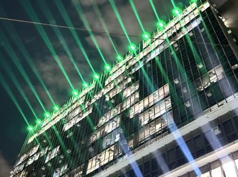 Vista de baixo para cima da Câmara dos vereadores de São Paulo iluminada na cor verde em homenagem ao Dia do Médico-Veterinário.