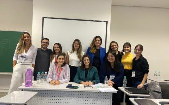 Alunos e professores posam para a foto durante a Semana Acadêmica da Veterinária na USP.
