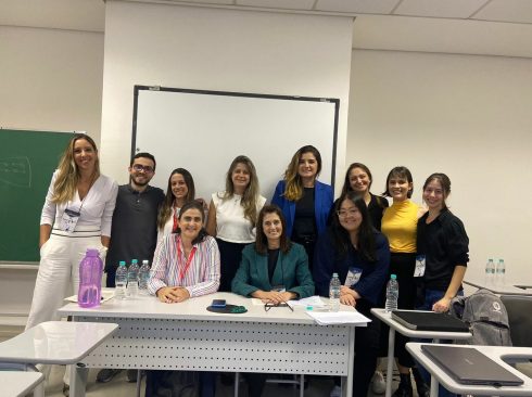 Alunos e professores posam para a foto durante a Semana Acadêmica da Veterinária na USP.