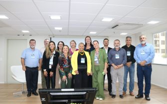 imagem de várias pessoas posadas para foto reunidas em um evento sobre zootecnia.