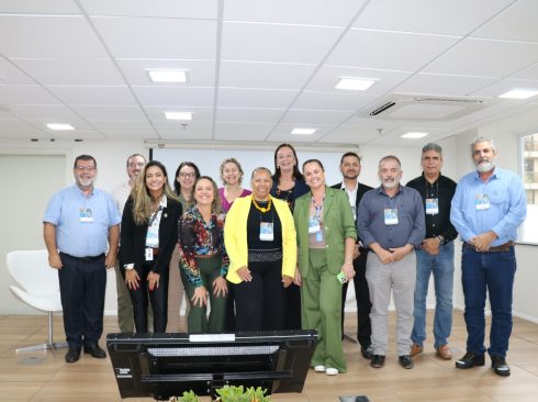 imagem de várias pessoas posadas para foto reunidas em um evento sobre zootecnia.