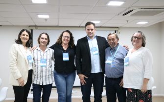 imagem de seis pessoas posadas para foto, no evento Gerenciamento de Resíduos de Serviços de Saúde na Perspectiva da Uma Só Saúde