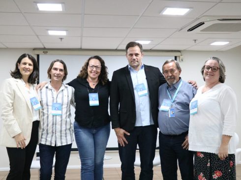 imagem de seis pessoas posadas para foto, no evento Gerenciamento de Resíduos de Serviços de Saúde na Perspectiva da Uma Só Saúde