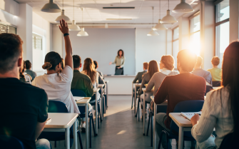 Firefly_Faça uma imagem em uma sala de aula com o angulo de trás da sala, composta por alunos 907648