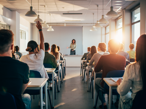 Firefly_Faça uma imagem em uma sala de aula com o angulo de trás da sala, composta por alunos 907648