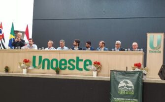 A foto mostra a mesa de abertura do evento, com as autoridades sentadas, incluindo o presidente do CRMV-SP, Odemilson Donizete Mossero.