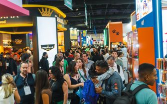 Corredor entre estandes da SuperPet lotado de visitantes.