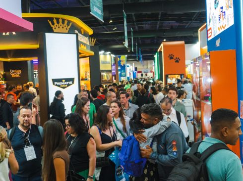 Corredor entre estandes da SuperPet lotado de visitantes.