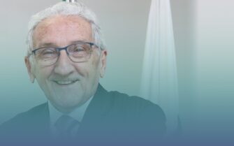 Na foto, um homem idoso, de cabelos brancos e curtos, que usa óculos e veste terno e gravata. Ele sorri para a foto. Este é o Dr. Francisco Cavalcanti de Almeida.