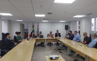 A presidente do CFMV e a diretoria do CRMV-SP sentados em reunião com representantes de planos de saúde pet.