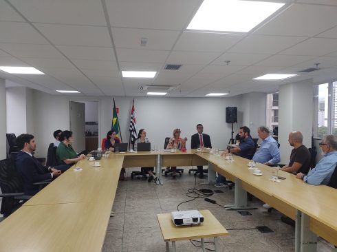 A presidente do CFMV e a diretoria do CRMV-SP sentados em reunião com representantes de planos de saúde pet.