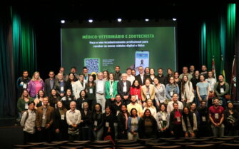 Imagem mostra os palestrantes e participantes do evento reunidos em foto ao final do evento.