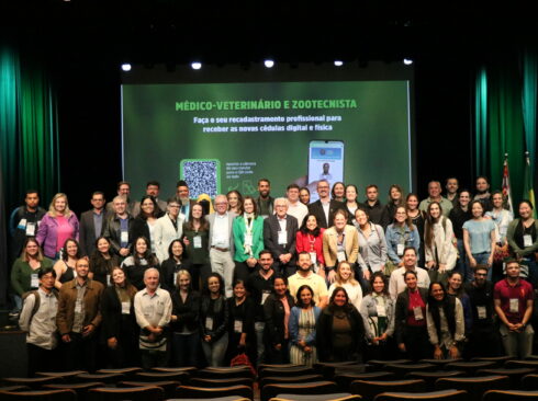 Imagem mostra os palestrantes e participantes do evento reunidos em foto ao final do evento.