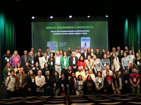 Imagem mostra os palestrantes e participantes do evento reunidos em foto ao final do evento.