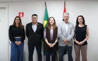 imagem de 5 pessoas posadas para foto