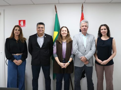 imagem de 5 pessoas posadas para foto