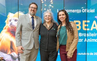 imagem de um homem e duas mulheres posados para foto