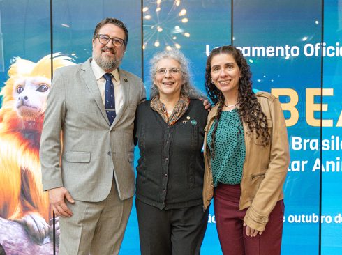 imagem de um homem e duas mulheres posados para foto