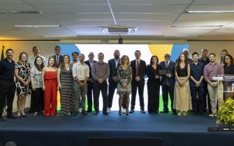 imagem de pessoas posadas durante a premiação