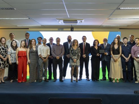 imagem de pessoas posadas durante a premiação